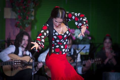 Soleá de la Cruz del Puerto: Una melancólica danza con aires misteriosos y hechizos flamencos